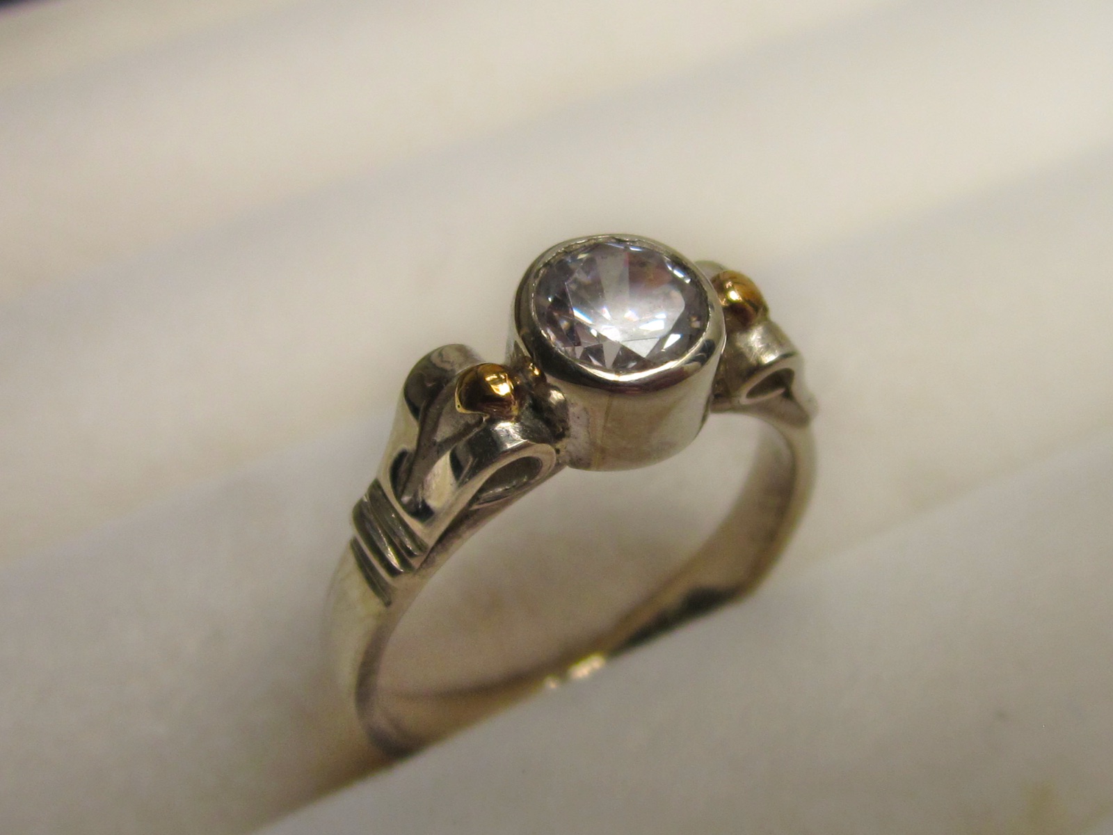Pieza trabajada a mano en plata 950, oro 18K o gemas, trabajo anterior 10